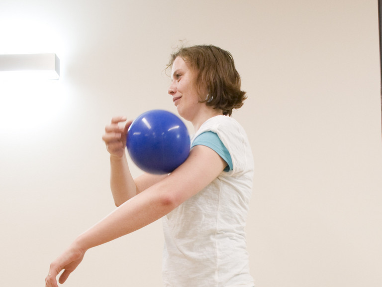 Übung mit Ball - Immanuel Therapiewelt
