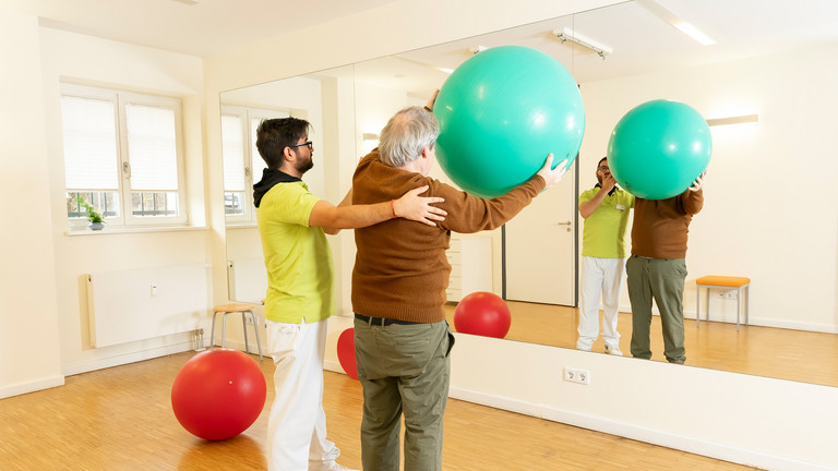 Patient übt mit Gymnastikball - Immanuel Therapiewelt - Ergotherapie - Physiotherapie