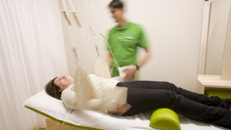 Patientin auf Liege - Anleitung Physiotherapeut - Immanuel Therapiewelt Physiotherapie Ergotherapie