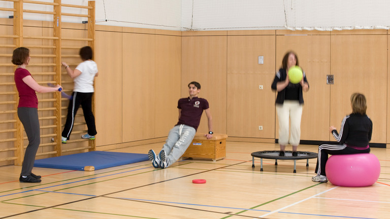 Übungsgruppe in Turnhalle - Immanuel Therapiewelt Physiotherapie Ergotherapie