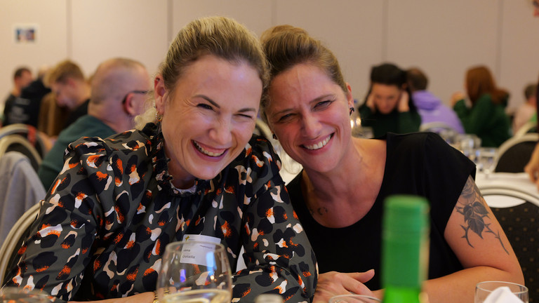 Lachende Teilnehmerinnen beim Pflegefachtag 2025 der Immanuel Albertinen Diakonie